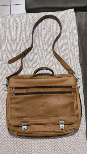 Bolsa tira colo Zelio ( Couro) 35cm x 42 cm