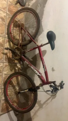 Bicicleta Wendy, tem algumas coisas pra arrumar mas anda normalmente do jeito que está