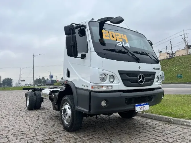 MB Accelo 1017 ano 2024/24 - Euro 6 - Mercedes Benz - Completo - Baixa quilometragem