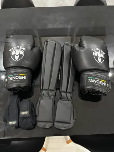 Kit Muay Thai / Kickboxing - Luva 14 OZ + Caneleiras + Bandagens