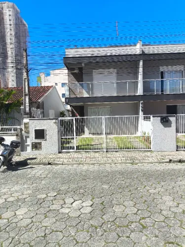 Casa alto padrão, 3 dormitórios sendo 1 suíte próximo a praia de Balneário Perequê