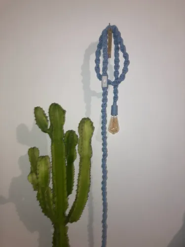 Cordão de luminária e suporte de madeira