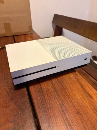 Xbox One S 500 GB + 2 Controles + 3 Jogos