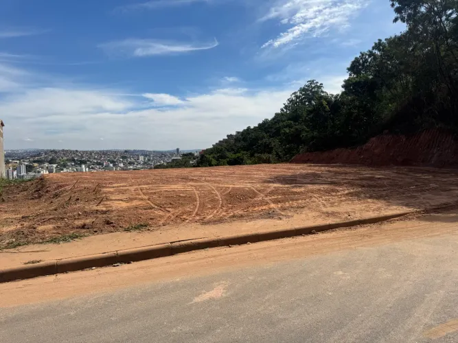 Alugo lote com fechamento no Estoril