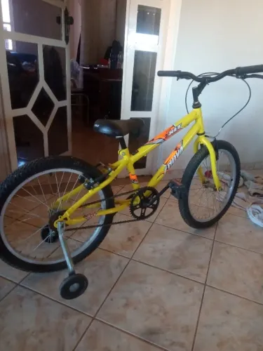 Bicicleta aro 20, novinha.