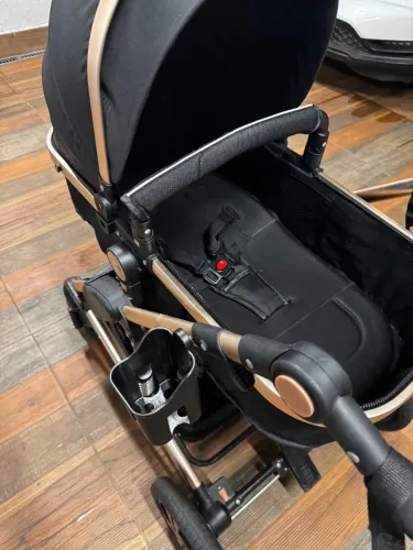 Carrinho de bebê, com bebê conforto e Moisés