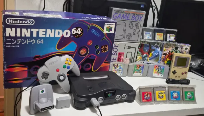 Nintendo 64 e Game Boy Classic na caixa com Pokémons