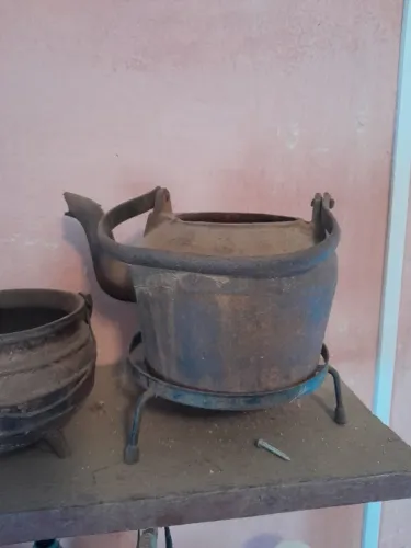 Chaleira de ferro fundido antiga