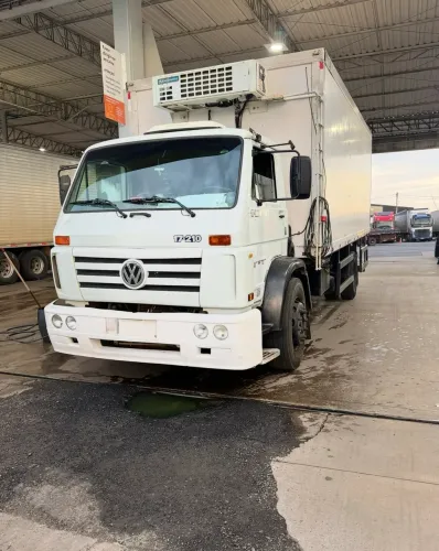 Caminhão 17-210 Refrigerado