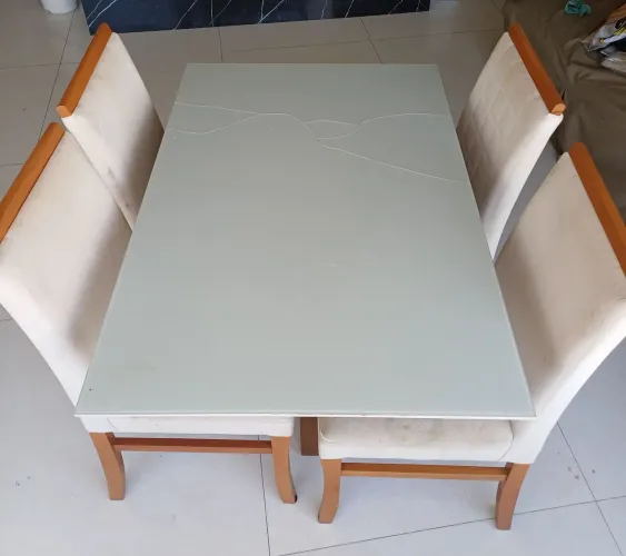 Mesa de jantar com 4 cadeiras