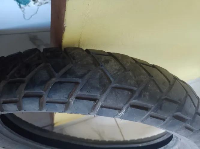 Vende -se pneu de moto