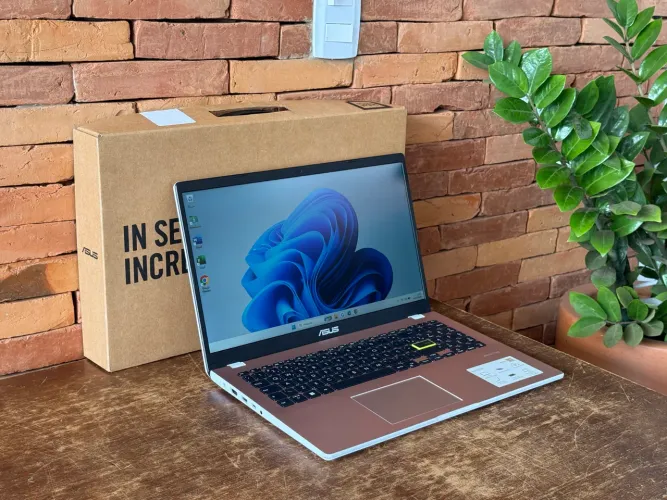 Notebook semi novo na caixa