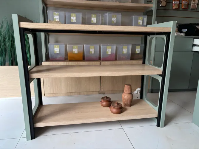 Estante Expositora Vitrine em MDF e Metalon Preto (Marcenaria Planejada)