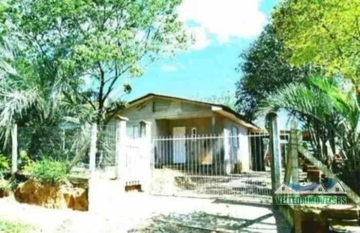 Velleda oferece espetacular sítio em cond fechado em Águas Claras, com boa casa e amplo te