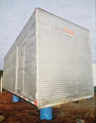 Baú Facchini 7m x 2,80m piso na chapa xadrez