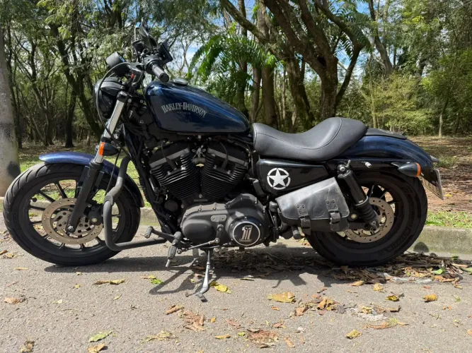 Moto Harley-Davidson Iron 883 2013 - Azul, 63 mil km, com sissy bar e bagageiro