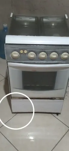 Vendo fogão Dako branco 4bocas forno e bocas funcionando , o pé está quebrado