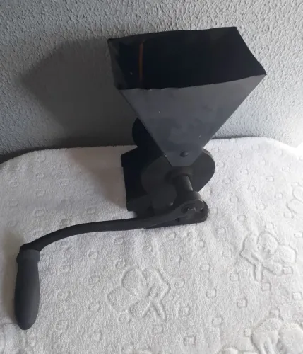 Moedor de Grãos antigo excelente pra colecionadores ou enfeites Relíquia 