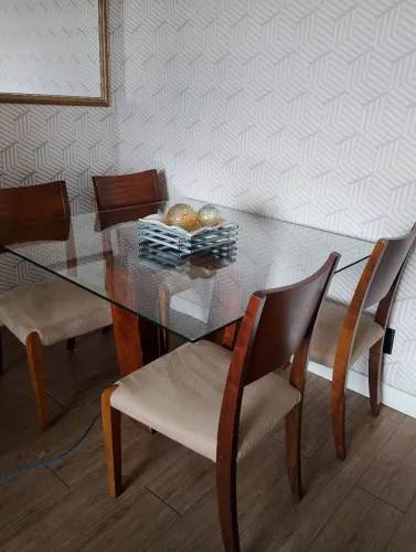 Mesa de jantar com 4 cadeiras 