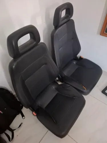 Par de bancos dianteiros do troller 2002 a 2014. Ano 2009, no estado.