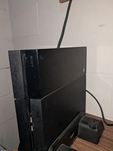 Vendo ps4 fat 110wt 500gb (2.000 reais) e jogos também 50 cada