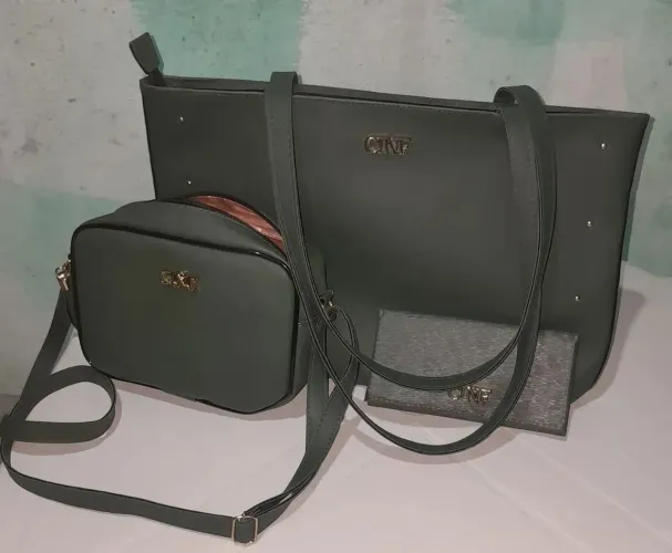 Três bolsas de couro sintético