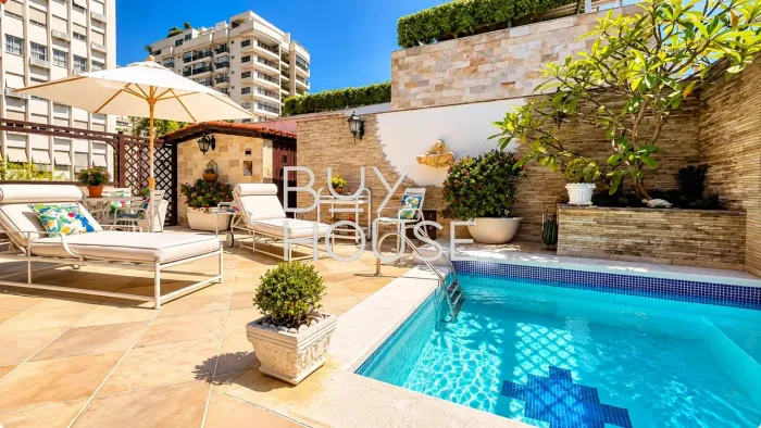Cobertura triplex com piscina privativa e vista para o mar em Ipanema