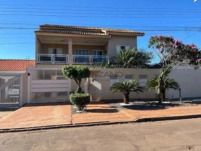 Sobrado com Piscina no Jardim Jockei Club - Campo Grande