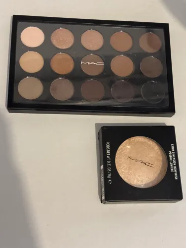 Paleta de sombras MAC e iluminador MAC
