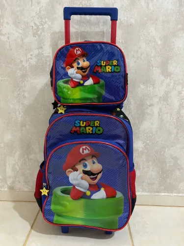 Mochila Super Mario vem com lancheira.