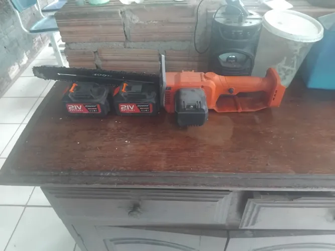 Vendo motosserra eletrico.