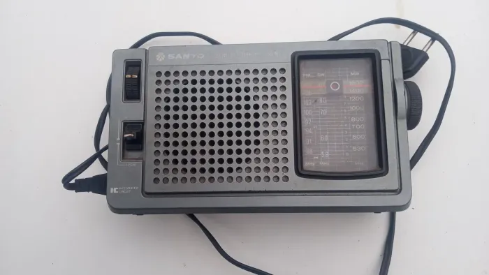radio antigo sanyo