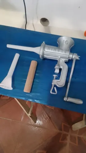 Moedor carne e faz linguiça 