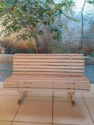 Banco de Jardim de Ferro e Madeira - Resistente e Confortável