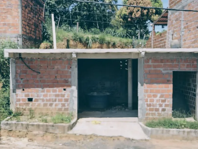 Terreno com uma parte contuida e na acabada co laje