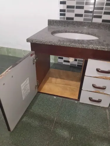 Gabinete de banheiro com pia de mármore