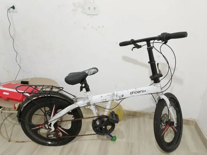 Bicicleta dobrável Phoenix na cor branca rodas aro 20 freios a disco marcha 7 velo