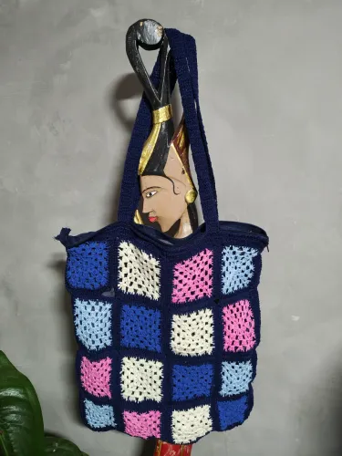 Bolsa Boho de crochê colorida com zíper