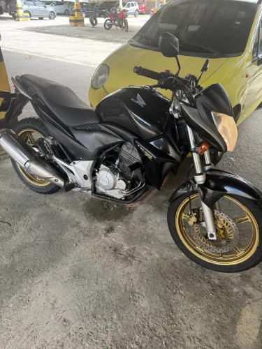 Para vender hj CB300 2015