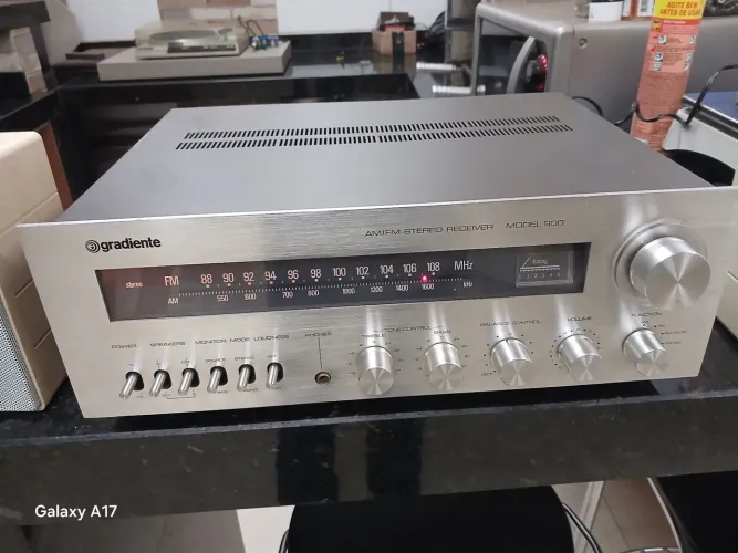 Receiver gradiente model 900 radio não sintoniza.  Precisa reparo. Restante ok