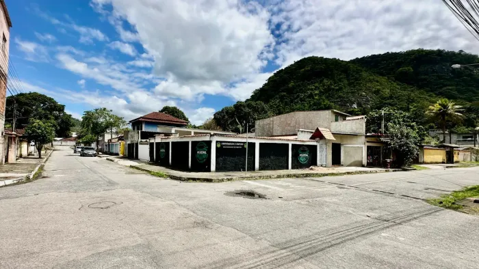 Espaço Versátil com Piscina e Galpão Localização Privilegiada no Centro de GUAPIMIRIM