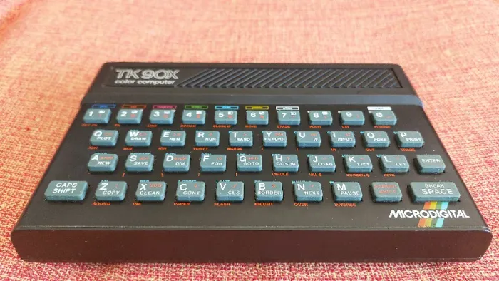 Console Microdigital TK-90X ( Tipo ZX Spectrum ), c/ 48KB de Ram - RUIM / Para CONSERTO