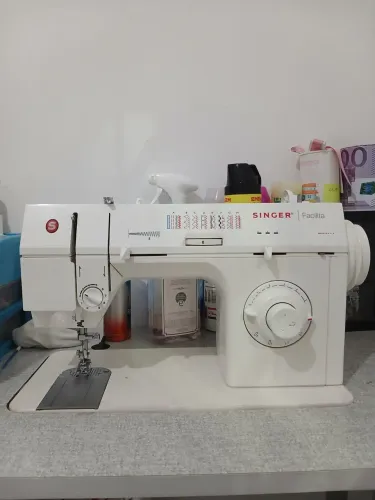 Máquina de costura Singer facilita