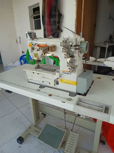 Máquina de custura Galoneira.