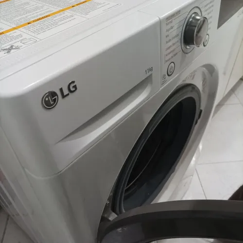 Máquina de lavar roupa LG semi nova, pouquíssimo uso