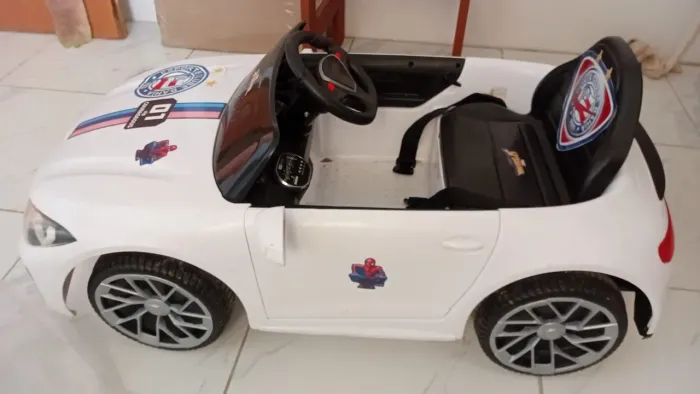 Carro elétrico branco infantil Bang completo