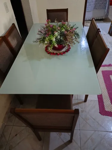 Mesa em madeira 6 lugares com cadeiras acolchoadas e tampo em vidro.