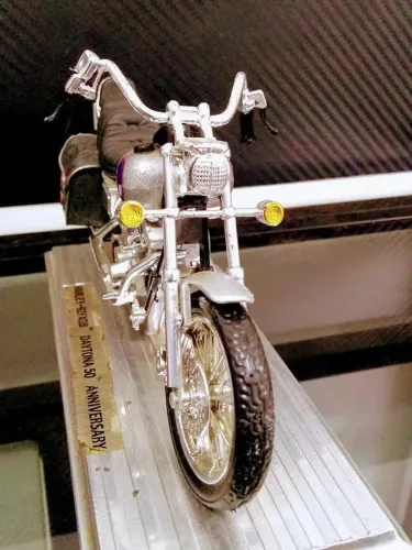 Miniatura Harley Davidson Dyna escala 1:10