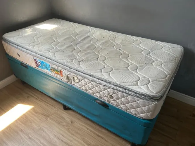 Vendo colchão de molas ensacadas usado.