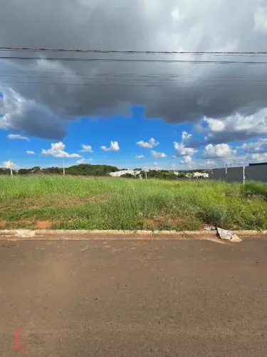 Lote a Venda em Avenida Comercial no Res. Campos do Jordão